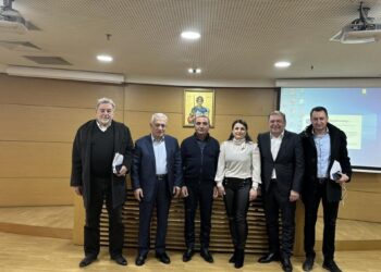 Από αριστερά: Ο δήμαρχος Θέρμης Θεόδωρος Παπαδόπουλος, ο δήμαρχος Αμπελοκήπων-Μενεμένης και Α' αντιπρόεδρος ΚΕΔΕ Λάζαρος Κυρίζογλου, ο πρόεδρος της ΠΟΣΕΠ Αλέξανδρος Μιχαηλίδης, η αντιπρόεδρος της ΠΟΣΕΠ Άννα Ηλιάδου, ο δήμαρχος Πυλαίας-Χορτιάτη και πρόεδρος της ΠΕΔΚΜ Ιγνάτιος Καϊτεζίδης και το μέλος διοικητικού συμβουλίου ΠΕΔΚΜ και δημοτικός σύμβουλος Θερμαϊκού Αντώνης Ζαβέρκος (φωτ.: ΠΕΔΚΜ)