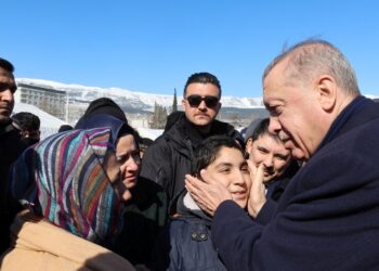 Ο Ρετζέπ Ταγίπ Ερντογάν στον καταυλισμό που έχει στήσει η Υπηρεσία Φυσικών Καταστροφών, στο Καχραμανμαράς της Τουρκίας (φωτ.: 
EPA/Murat Cetinmuhurdar/TurkishPresidential Press Office)