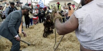 Η πομπή των καρναβαλιστών και των κουδουνάδων στην πλατεία του χωριού, όπου κορυφώνεται το αποκριάτικο δρώμενο «Το κλέψιμο της αρκούδας», στο Αγναντερό Καρδίτσας (φωτ.: ΑΠΕ-ΜΠΕ/Βάιος Χασιαλής)