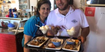 Η Μαίρη Παναγάκου με τον μονάκριβο γιο της Αντώνη-Αλέξανδρο Παναγάκο (φωτ.: facebook.com/antwnhs.panagakos)