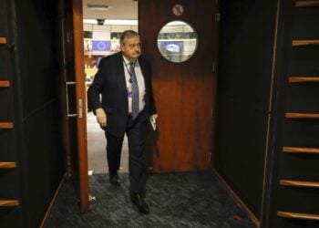 Ο Βέλγος ευρωβουλευτής Μαρκ Ταραμπέλα φεύγει από την Ολομέλεια του Ευρωκοινοβουλίου μετά την άρση ασυλίας του (φωτ.: EPA/Olivier Hoslet)