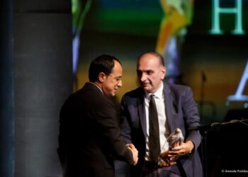 Ο Νίκος Χριστοδουλίδης με τον Γεώργιο Γεωργιάδη, στα πρώτα «Καπετανίδεια», στο Μέγαρο Μουσικής Θεσσαλονίκης, τον Σεπτέμβριο 2022 (φωτ.: facebook.com/vataniotis)