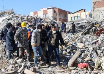 Διασώστες μεταφέρουν σορό που βρέθηκε στα συντρίμμια κτιρίου που κατέρρευσε στην πόλη Adiyaman στην νοτιοανατολική Τουρκία (φωτ.: EPA/Sedat Suna)