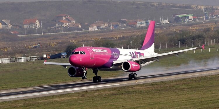 Αεροσκάφος της Wizzair (φωτ.: EPA/Robert Ghement)