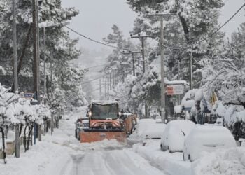 Εκχιονιστικό μηχάνημα καθαρίζει το δρόμο σε περιοχή του Διονύσου Αττικής ενώ βρίσκεται σε εξέλιξη η κακοκαιρία «Μπάρμπαρα» (Φωτ.: Eurokinissi/Μιχάλης Καραγιάννης)