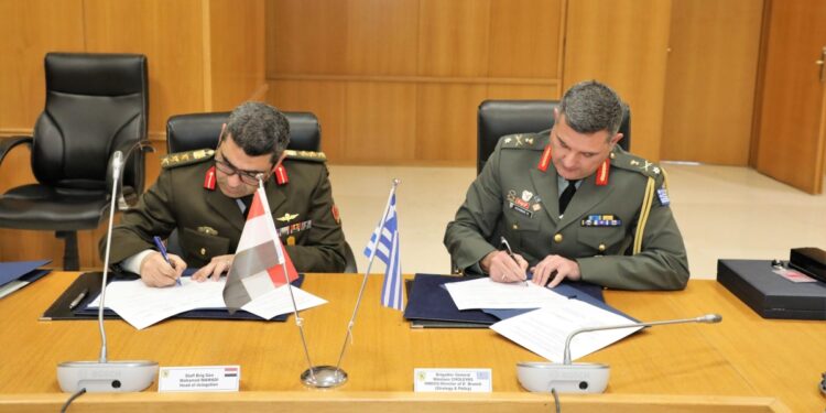 Οι ταξίαρχοι Νικόλαος Χολέβας και Mohamed Mohamed Tawfik Moawad υπογράφουν το πρόγραμμα Στρατιωτικής Συνεργασίας (ΠΣΣ) Ελλάδας - Αιγύπτου (Military Cooperation Program) για το έτος 2023 (Φωτ.: geetha.mil.gr)