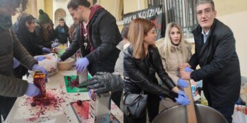 Χαρακτηριστικά στιγμιότυπα από το γεύμα που προσφέρθηκε στους άπορους, στη μνήμη του Αλέξανδρου Νικολαΐδη. Στη δεξιά φωτογραφία, από αριστερά, απεικονίζονται η βουλευτής του ΣΥΡΙΖΑ Κατερίνα Νοτοπούλου, η σύζυγος του Ολυμπιονίκη Δώρα Τσαμπάζη και ο βουλευτής του ΣΥΡΙΖΑ Χρήστος Γιαννούλης (φωτ.: facebook/Χρήστος Γιαννούλης)