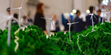 Μακέτα με ανεμογεννήτριες σε έκθεση στο Αμβούργο. Ανάμεσα στα πιο περιζήτητα επαγγέλματα του μέλλοντος αναμένεται να είναι οι τεχνικοί Ανανεώσιμων Πηγών Ενέργειας (ΑΠΕ), άνθρωποι που θα διαχειριστούν ενεργειακές κοινότητες και χρηματιστές ενέργειας (φωτ.: EPA/Hannibal Hanschke)