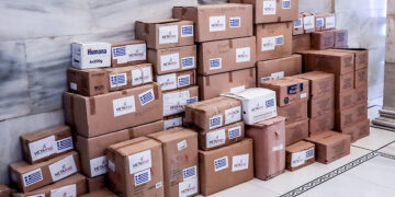 Κούτες με ανθρωπιστική βοήθεια που συγκεντρώθηκε στο δημαρχείο της Αθήνας (φωτ.: EUROKINISSI / Κώστας Τζούμας)