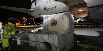 Υπάλληλοι του αεροδρομίου «Ελευθέριος Βενιζέλος» φορτώνουν εξοπλισμό περίθαλψης (φωτ.: ΑΠΕ-ΜΠΕ / Γιάννης Κολεσίδης)