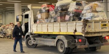 Περισσότερες από 22 νταλίκες αναμένεται να ξεκινήσουν την ερχόμενη εβδομάδα προκειμένου να μεταφέρουν την ανθρωπιστική βοήθεια στις περιοχές που επλήγησαν από τον σεισμό (φωτ.: ΑΠΕ-ΜΠΕ)