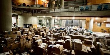 Ανθρωπιστική βοήθεια που έχει συγκεντρωθεί για τις περιοχές που έχουν πληγεί από τον φονικό σεισμό σε Τουρκία και Συρία, στο φουαγιέ του δημαρχείου Θεσσαλονίκης (φωτ.: ΑΠΕ-ΜΠΕ/Δήμος Θεσσαλονίκης)