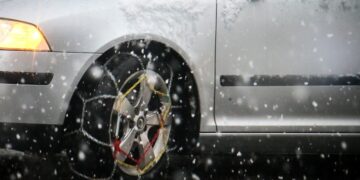 Όσοι οδηγοί κινηθούν στους δρόμους της Αττικής τις επόμενες ημέρες θα πρέπει να έχουν μαζί τους υποχρεωτικά αντιολισθιτικές αλυσίδες ή χιονοκουβέρτες ειδάλλως θα τους επιβάλλεται πρόστιμο 80 ευρώ (φωτ.: EUROKINISSI/Ντίνος Μπουρλής)