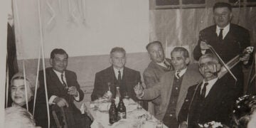 Παρέα Ποντίων διασκεδάζει τις Απόκριες στο μαγαζί του Λεωνίδα Αδαμίδη στην Καλλιθέα, περ. 1960. Στη λύρα ο Χρήστος Μπαϊρακτάρης. Μπροστά του με την πίπα ο Ηλίας Αλβανίδης από την Τραπεζούντα και αριστερά στο τραπέζι ο Λευτέρης Σιδηρόπουλος (φωτ.: Επιτροπή Ποντιακών Μελετών)