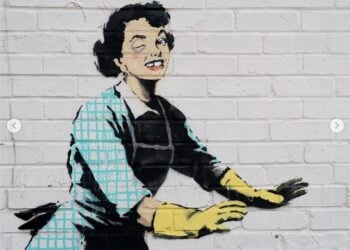 Το έργο του Banksy που απεικονίζει μια νοικοκυρά της δεκαετίας του ’50 με μαυρισμένο μάτι και σπασμένο δόντι, ονομάστηκε «Η μάσκαρα της ημέρας του Αγίου Βαλεντίνου» (φωτ.: Instagram/Banksy)