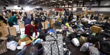 Μέλη της τουρκικής κοινότητας στο Βέλγιο συγκεντρώνουν είδη πρώτης ανάγκης στις Βρυξέλλες για τους πληγέντες από τον καταστροφικό σεισμό (φωτ.: EPA/Stephanie Lecocq)