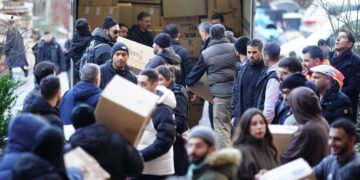 Μέλη της τουρκικής κοινότητας στο Βερολίνο συγκεντρώνουν ανθρωπιστική βοήθεια για τους πληγέντες του σεισμού (φωτ.: EPA/Clemens Bilan)