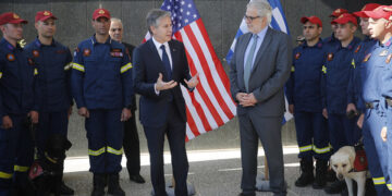 Ο υπουργός Εξωτερικών των ΗΠΑ Άντονι Μπλίνκεν με μέλη της ΕΜΑΚ, συνοδευόμενος από τον υπουργό Κλιματικής Κρίσης και Πολιτικής Προστασίας Ελλάδας Χρήστο Στυλιανίδη (φωτ.: ΑΠΕ-ΜΠΕ / Αλέξανδρος Βλάχος)