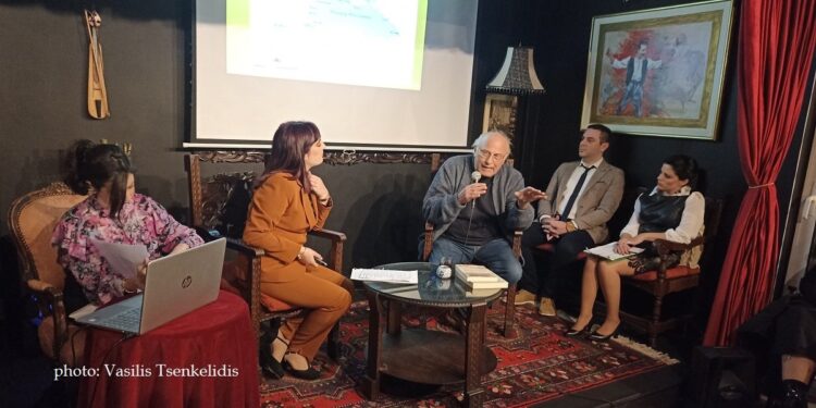 Η Αγγελική Αθανασακοπούλου συζητά με τον δρ Σύγχρονης Ιστορίας Βλάση Αγτζίδη (φωτ.: Βασίλης Τσενκελίδης)