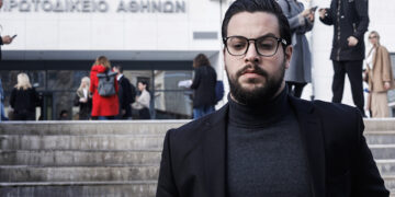 Ο Μάνος Δασκαλάκης έξω από το Πρωτοδικείο Αθηνών (φωτ.: EUROKINISSI / Γιώργος Κονταρίνης)