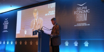 Ο Γιώργος Δερτιλής μιλάει κατά τη διάρκεια των εργασιών του 2ου Οικονομικού Φόρουμ Δελφών, το 2017 (πηγή: ΑΠΕ-ΜΠΕ)