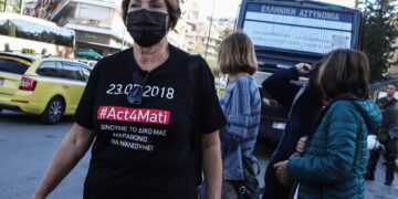 Στην αίθουσα είχαν σπεύσει αρκετοί πολίτες που ήθελαν να ακούσουν την κατάθεση του αξιωματικού, ο οποίος άρχισε να εκθέτει για πρώτη φορά δημόσια τα ευρήματα του στα οποία στηρίχθηκε η έρευνα της Εισαγγελίας για τα αίτια της εθνικής τραγωδίας (φωτ.: EUROKINISSI/Στέλιος Στεφάνου)