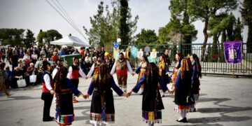 Στον Κεδρηνό Λόφο και το Σέιχ Σου ανηφόρισαν οι Θεσσαλονικείς για να γιορτάσουν την Καθαρά Δευτέρα. Παράλληλα, οι πολίτες διασκέδασαν με λαϊκές και παραδοσιακές ορχήστρες με τη συμμετοχή χορευτικών συγκροτημάτων από πολιτιστικούς συλλόγους διαφόρων περιοχών (φωτ.: ΑΠΕ-ΜΠΕ/Δήμος Θεσσαλονίκης)