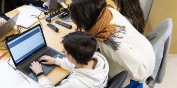 Οι μαθητές διαχειρίστηκαν τρία κατασκευασμένα προφίλ ευάλωτων, ανήλικων κοριτσιών, με μέσο όρο ηλικίας τα 15 έτη, σε πλατφόρμες ανώνυμης συνομιλίας και επικοινώνησαν με ενήλικους χρήστες, με τη σύμφωνη γνώμη των γονέων τους και υπό τη διαρκή εποπτεία και καθοδήγηση ψυχολόγων του οργανισμού (φωτ.: ΑΠΕ-ΜΠΕ)