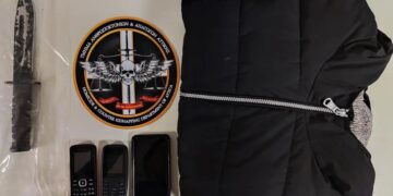 Σε έρευνες που πραγματοποιήθηκαν στις οικίες «ορμητήρια» βρέθηκαν και κατασχέθηκαν είδη ρουχισμού και μαχαίρι που χρησιμοποιούσαν κατά τις ληστρικές επιθέσεις (φωτ.: Ελληνική Αστυνομία)