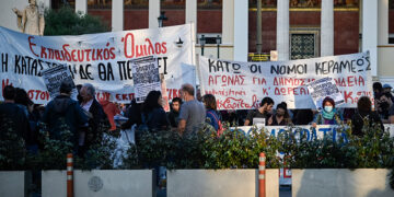 Στιγμιότυπο από πανεκπαιδευτικό συλλαλητήριο στα Προπύλαια τον Οκτώβριο του 2021 (φωτ.: EUROKINISSI / Μιχάλης Καραγιάννης)