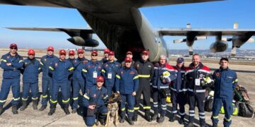 Η νέα ομάδα της ΕΜΑΚ αποτελείται από 15 πυροσβέστες, διασωστικό σκύλο και δύο οχήματα της 2ης ΕΜΑΚ, Αξιωματικό-Μηχανικό με εξειδίκευση στην υποστύλωση σε ερείπια κτηρίων που έχουν καταρρεύσει, καθώς και 3 ιατρούς και διασώστες του ΕΚΑΒ (φωτ.: twitter)