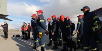 Η ελληνική αποστολή αποτελείται από 36 πυροσβεστικούς υπαλλήλους από την 1η και 2η ΕΜΑΚ της Αθήνας και της Θεσσαλονίκης, 8 άτομα του ΕΚΑΒ (τρεις γιατρούς και 5 παραϊατρικούς), δύο αξιωματικούς- μηχανικούς του ΠΣ και τον πρόεδρο του ΟΑΣΠ Ευθύμη Λέκκα (φωτ.: ΑΠΕ ΜΠΕ/Γιώργος Βιτσάρας)