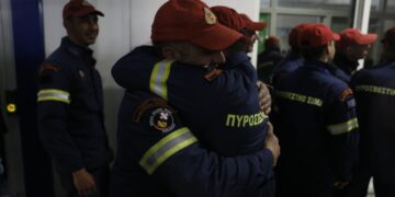 Στιγμιότυπο από την επιστροφή των Ελλήνων διασωστών στο αεροδρόμιο «Ελ. Βενιζέλος» (φωτ.: EUROKINISSI/Γιώργος Κονταρίνης)