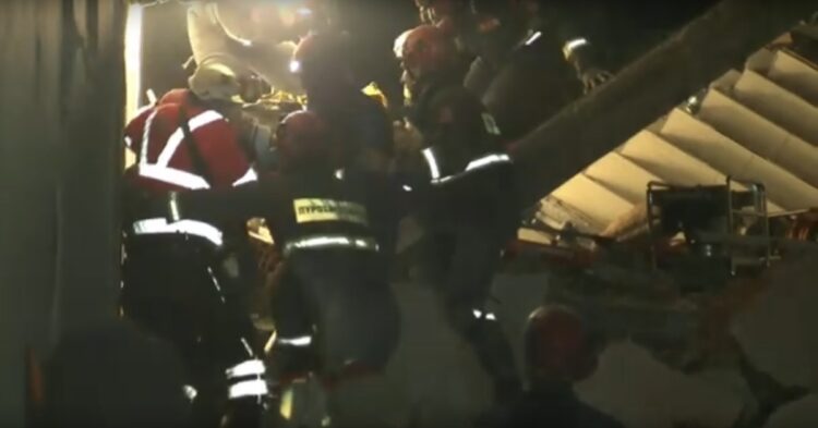 Στιγμιότυπο από τη διάσωση της 21χρονης Αϊρίν (φωτ.: youtube)