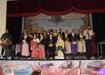 Τα παιδιά και τα μέλη των χορευτικών τμημάτων της Ένωσης, καθώς και τα παιδιά του Τμήματος Παιδικής Ποντιακής Δημιουργικής Απασχόλησης «Εργαστήρι του Πόντου» έψαλαν τα ποντιακά πρωτοχρονιάτικα κάλαντα, συνοδεία της λύρας του Παναγιώτη Κανονίδη και του νταουλιού του Παύλου Σταματίδη (φωτ.: facebook/Ένωση Ποντίων Νίκαιας Κορυδαλλού)