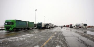 Σύμφωνα με την Τροχαία, από τη Λάρισα και προς τα κάτω δεν κυκλοφορεί ούτε νταλίκα, ούτε όμως και οποιοδήποτε άλλο όχημα (φωτ. αρχείου ΜΟΤΙΟΝΤΕΑΜ)