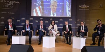 Από αριστερά, ο αναπληρωτής καθηγητής Πανεπιστημίου Πειραιά Γιάννης Μανιάτης, ο συντονιστής διευθυντής Δραστηριοτήτων Στρατηγικής & Ανάπτυξης της ΔΕΠΑ Εμπορίας, Γεώργιος Πολυχρονίου, ο διευθυντής του τομέα Ενέργειας του ομίλου Gastrade Κώστας Σιφναίος, η δημοσιογράφος Αλεξία Τασούλη, ο Πρέσβης της Βουλγαρίας Βαλεντίν Ποριαζόφ, ο Πρέσβης της Ουκρανίας Σεργκίι Σουτένκο, ο Πρέσβης της Μολδαβίας Αντρέι Ποπόφ και διαδικτυακά ο βοηθός υπουργός Εξωτερικών των ΗΠΑ για ενεργειακούς πόρους, Τζέφρι Πάιατ, στο 1ο Φόρουμ Ανατολικής Μακεδονίας & Θράκη, στην Αλεξανδρούπολη (φωτ.: ΑΠΕ ΜΠΕ/Δημήτρης Αλεξούδης)