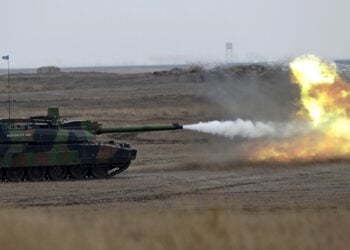 Γαλλικό άρμα μάχης AMX 56 Leclerc στη διάρκεια άσκησης στη Ρουμανία. Στις αρχές Ιανουαρίου, ο Γάλλος πρόεδρος Εμανουέλ Μακρόν είχε ανακοινώσει την απόφαση να σταλούν αυτά τα τεθωρακισμένα, έπειτα από πολύμηνη διστακτικότητα λόγω του φόβου ώθησης των γαλλορωσικών σχέσεων σε κλιμάκωση (φωτ.: EPA/Robert Ghement)