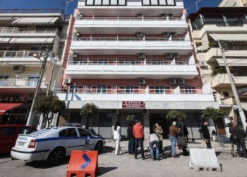 Στιγμιότυπο από τη σφράγιση του γηροκομείου, νωρίτερα σήμερα. Η αποκάλυψη άρχισε όταν ο Συνήγορος του Πολίτη, έπειτα από καταγγελία πολίτη για τις κακές συνθήκες διαβίωσης στη μονάδα, παρέστη σε αιφνίδια αυτοψία των αρμόδιων υπηρεσιών της Περιφέρειας στα τέλη Νοεμβρίου (φωτ.: EUROKINISSI/Γιάννης Παναγόπουλος)