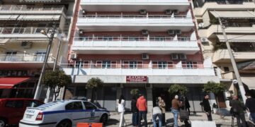 Στιγμιότυπο από τη σφράγιση του γηροκομείου, νωρίτερα σήμερα. Η αποκάλυψη άρχισε όταν ο Συνήγορος του Πολίτη, έπειτα από καταγγελία πολίτη για τις κακές συνθήκες διαβίωσης στη μονάδα, παρέστη σε αιφνίδια αυτοψία των αρμόδιων υπηρεσιών της Περιφέρειας στα τέλη Νοεμβρίου (φωτ.: EUROKINISSI/Γιάννης Παναγόπουλος)