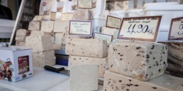 Ανοικτά θα είναι τα καταστήματα στην Αγορά του Καταναλωτή στον Ρέντη, από το πρωί της Κυριακής μέχρι το απόγευμα της Καθαράς Δευτέρας, ενώ το Σάββατο θα παραμείνουν ανοικτά από το πρωί έως αργά το απόγευμα (φωτ.: EUROKINISSI/Κώστας Τζούμας)