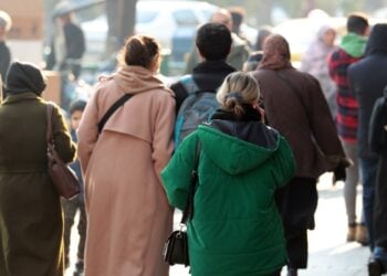 Ιρανές περπατούν σε κεντρικό δρόμο της Τεχεράνης χωρίς να φορούν τζιχάμπ ή μαντίλα. Εδώ και μήνες, η περιβόητη αστυνομία ηθών, που πραγματοποιεί περιπολίες για να ελέγχει την τήρηση του νόμου για τη μαντίλα, έχει σχεδόν εξαφανιστεί από τους δρόμους (φωτ.: EPA/Abedin Taherkenareh)