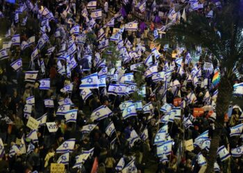 Ισραηλινοί διαδηλώνουν στο Τελ Αβίβ κατά των δικαστικών μεταρρυθμίσεων που προωθεί η ισραηλινή κυβέρνηση του Βενιαμίν Νετανιάχου (φωτ.: EPA/Abir Sultan)