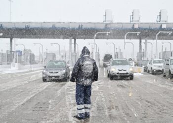 Πρωτόγνωρες συνθήκες αντιμετώπισαν οι οδηγοί στην περιοχή των Αφιδνών Αττικής, στην εθνική οδό Αθηνών-Λαμίας σήμερα το πρωί (φωτ. EUROKINISSI/Μιχαλης Καραγιάννης)