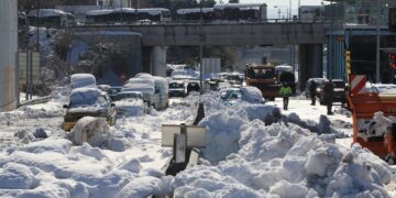 Εγκλωβισμένα αυτοκίνητα από τα χιόνια στην Αττική Οδό, μετά την επέλαση της κακοκαιρίας «Ελπίς» που έπληξε την χώρα, πέρυσι τον Ιανουάριο (φωτ.: ΑΠΕ-ΜΠΕ/Αλέξανδρος Βλάχος)