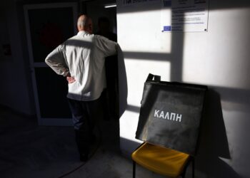 Ο συνταγματολόγος Νίκος Αλιβιζάτος εκτίμησε ότι η συμπερίληψη του τόπου γέννησης στα κριτήρια συμμετοχής στις εκλογές θα επιτρέψει τουλάχιστον στους μισούς από τους απόδημους να ψηφίσουν στις επερχόμενες βουλευτικές εκλογές (φωτ.: ΑΠΕ-ΜΠΕ/Ορέστης Παναγιώτου)