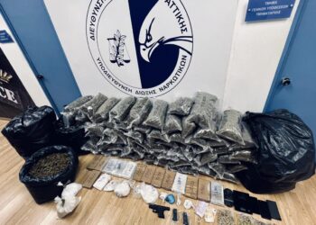 Η ΕΛΑΣ κατέσχεσε 17 κιλά και 780 γραμμάρια κοκαΐνης, 122 κιλά και 511 γραμμάρια ακατέργαστης κάνναβης, 3 κιλά και 755 γραμμάρια σκόνης για νόθευση κοκαΐνης, πιστόλι, 2 γεμιστήρες και 179 φυσίγγια, 2 ηλεκτρονικές ζυγαριές ακριβείας, 3 κινητά τηλέφωνα, 2 Ι.Χ.Ε. αυτοκίνητα κα 650 ευρώ (φωτ.: Ελληνική Αστυνομία)