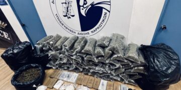 Η ΕΛΑΣ κατέσχεσε 17 κιλά και 780 γραμμάρια κοκαΐνης, 122 κιλά και 511 γραμμάρια ακατέργαστης κάνναβης, 3 κιλά και 755 γραμμάρια σκόνης για νόθευση κοκαΐνης, πιστόλι, 2 γεμιστήρες και 179 φυσίγγια, 2 ηλεκτρονικές ζυγαριές ακριβείας, 3 κινητά τηλέφωνα, 2 Ι.Χ.Ε. αυτοκίνητα κα 650 ευρώ (φωτ.: Ελληνική Αστυνομία)