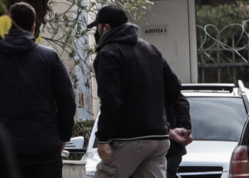 Ένας από τους κατηγορούμενους στην υπόθεση της 12χρονης από τον Κολωνό οδηγείται στο ανακριτικό γραφείο (φωτ.: αρχείο EUROKINISSI / Κώστας Τζούμας)