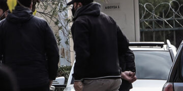 Ένας από τους κατηγορούμενους στην υπόθεση της 12χρονης από τον Κολωνό οδηγείται στο ανακριτικό γραφείο (φωτ.: αρχείο EUROKINISSI / Κώστας Τζούμας)